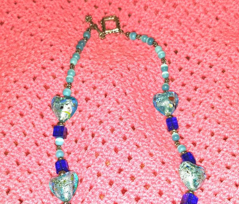 Wunderschöne Blau Und Aqua Perlenkette Mit Herzperlen Toggle Verschluss Wunderschöne Blau Und Aqua Perlenkette Mit Herzperlen Toggle Verschluss von 2BEB