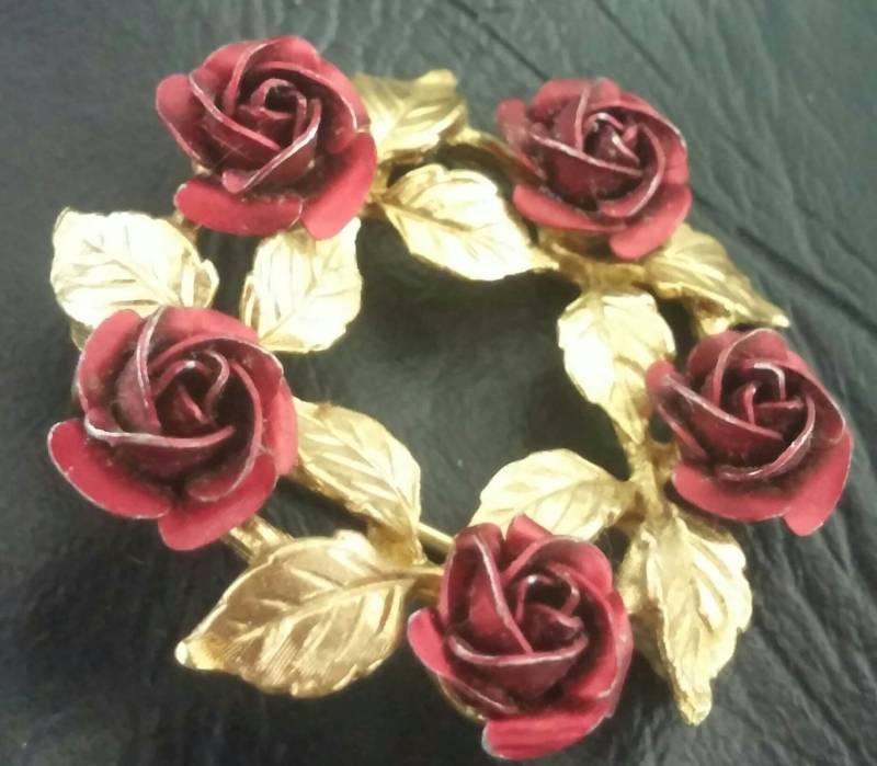 Wunderschöne Rote Rose Kranz Gold-Ton-Brosche Wunderschöne Rote Rose Kranz Gold-Ton-Brosche von 2BEB
