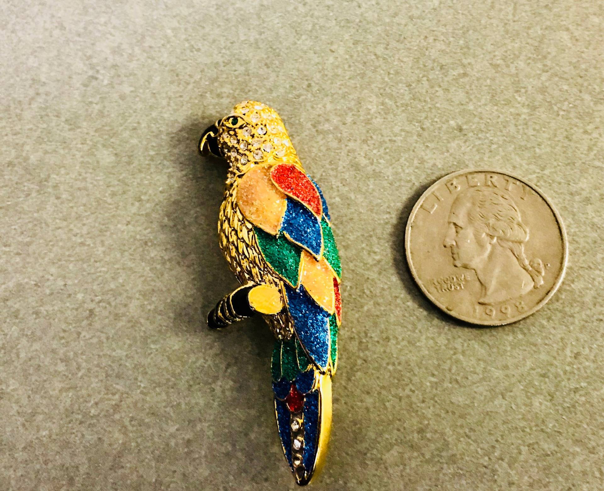 Zauberhafte Gold Ton Papagei Brosche Mit Rot, Grün, Gelb, Blau Emaille Zauberhafte Gold Ton Papagei Brosche Mit Rot, Grün, Gelb, Blau Emaille von 2BEB