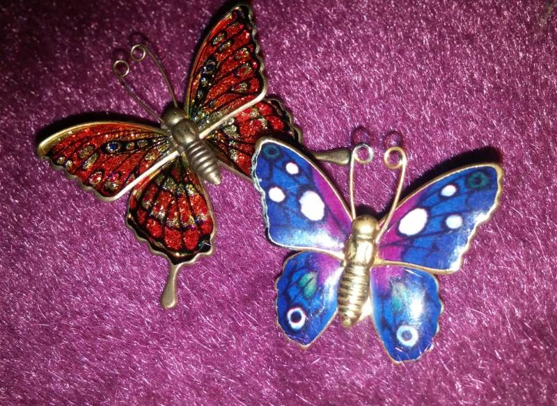 Zwei Wunderschöne Gold Ton Und Emaille Schmetterling Broschen Zwei Wunderschöne Gold Ton Und Emaille Schmetterling Broschen von 2BEB