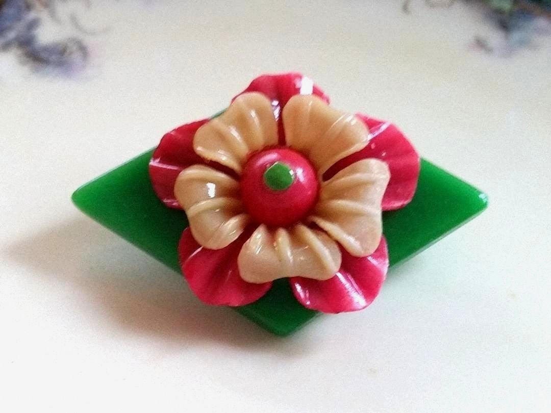 Blumen Brosche Anstecknadel Upcycled Zweckentfremdeter Vintage Lucite Knopf & Schnalle 5" von 2BirdsWithOneStone