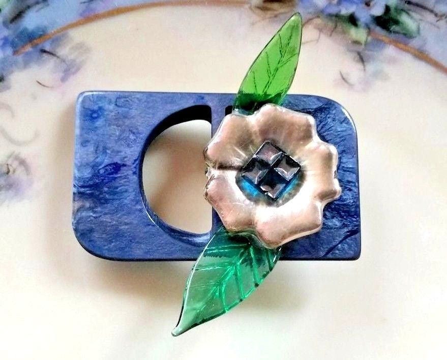 Blumen Brosche Mit Wiederverwendeten Upcycled Vintage Knöpfen & Lucite Schnalle von 2BirdsWithOneStone