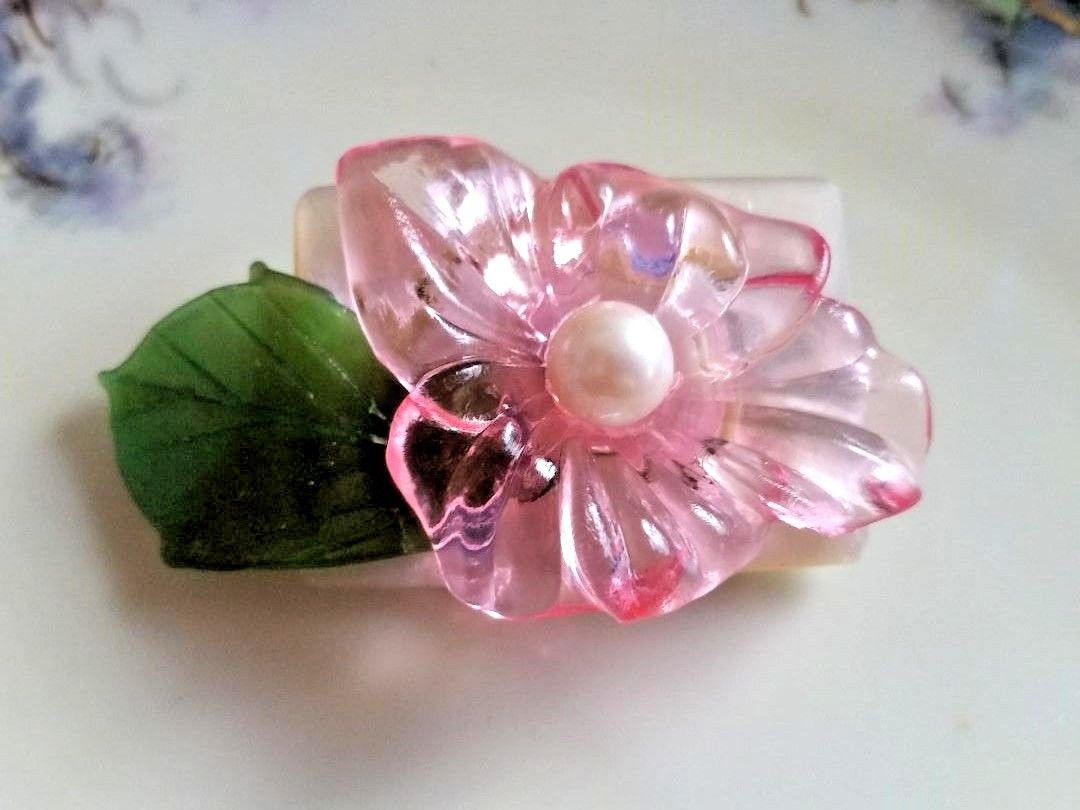 Blumen Brosche Pin Vintage Rosa Blume Glas Blatt Perlmutt Schnalle 5, 8 cm von 2BirdsWithOneStone