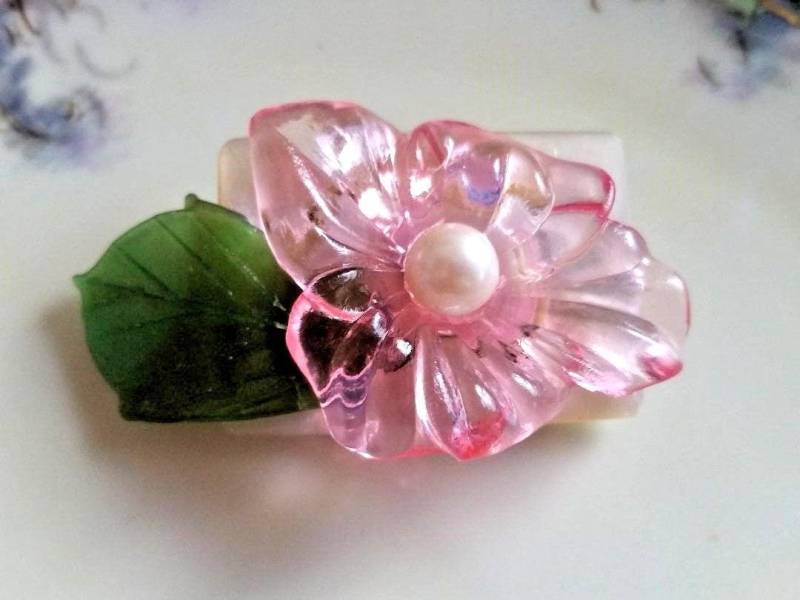 Blumen Brosche Pin Vintage Rosa Blume Glas Blatt Perlmutt Schnalle 5, 8 cm von 2BirdsWithOneStone