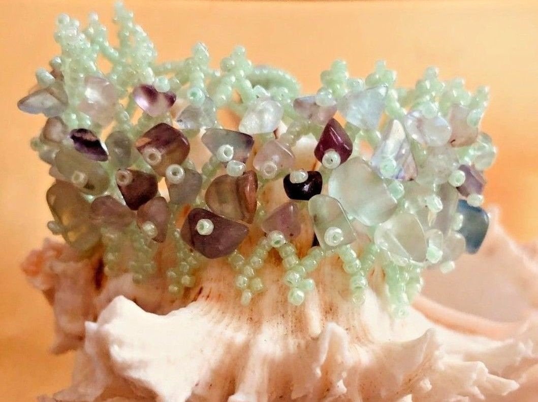Handgearbeitetes Armband Natur Edelstein Fluorit Chip Perle Und Grüne Glas Saatperle Stretch Häkeln Knebel 7" Handgearbeitetes Armband Natur Edelstein Fluorit Chip Perle Und Grüne Glas Saatperle Stretch Häkeln Knebel 7" von 2BirdsWithOneStone