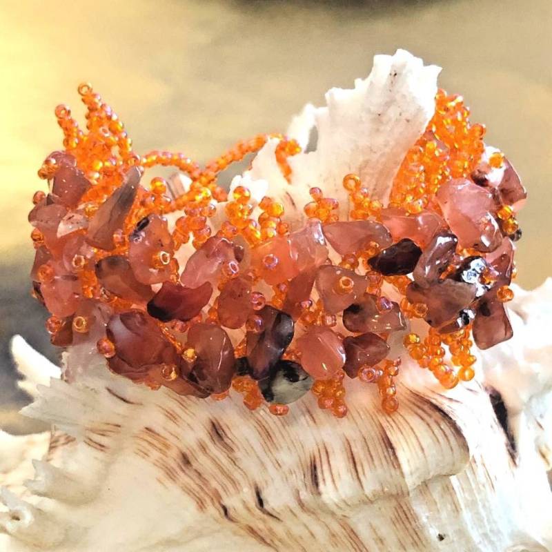 Handgefertigtes Armband Natürliche Edelstein Karneol Splitter & Orange Irisierende Rocailles Stretch Häkeln Toggle 7" Handgefertigtes Armband Natürliche Edelstein Karneol Splitter & Orange Irisierende Rocailles Stretch Häkeln Toggle 7" von 2BirdsWithOneStone