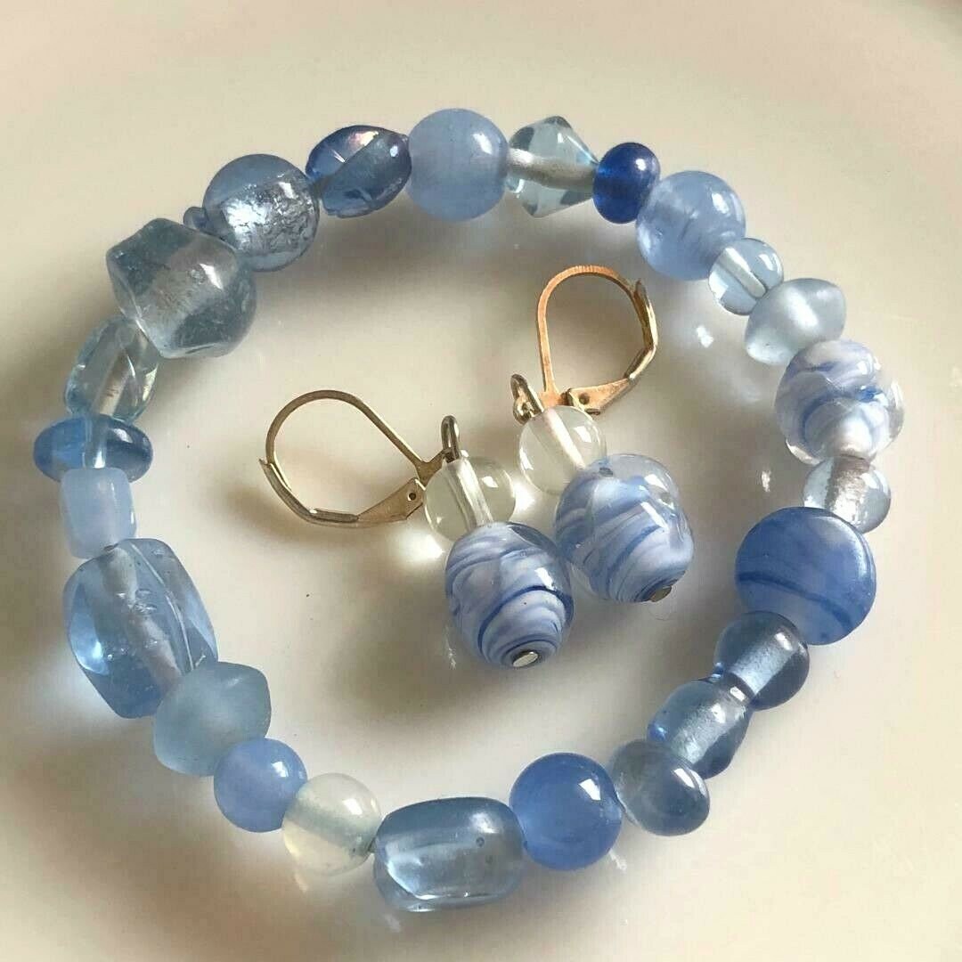 Handgefertigtes Stretch-Armband - Und Ohrring-Set Aus Blauem Glas Im Vintage-Stil Lampwork-Perlen Handgefertigtes Stretch-Armband - Und Ohrring-Set Aus Blauem Glas Im Vintage-Stil Lampwork-Perlen von 2BirdsWithOneStone