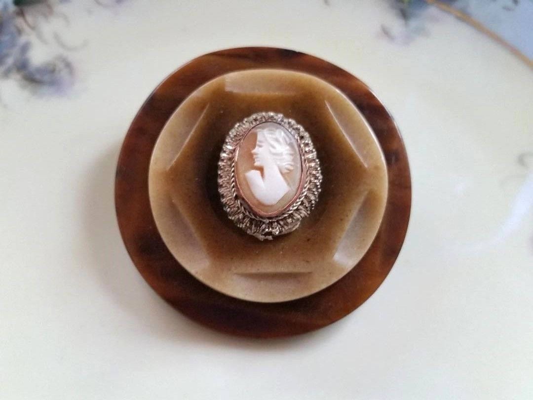 Kamee-Brosche, Wiederverwendete Vintage-Knöpfe, 5, 1 cm von 2BirdsWithOneStone