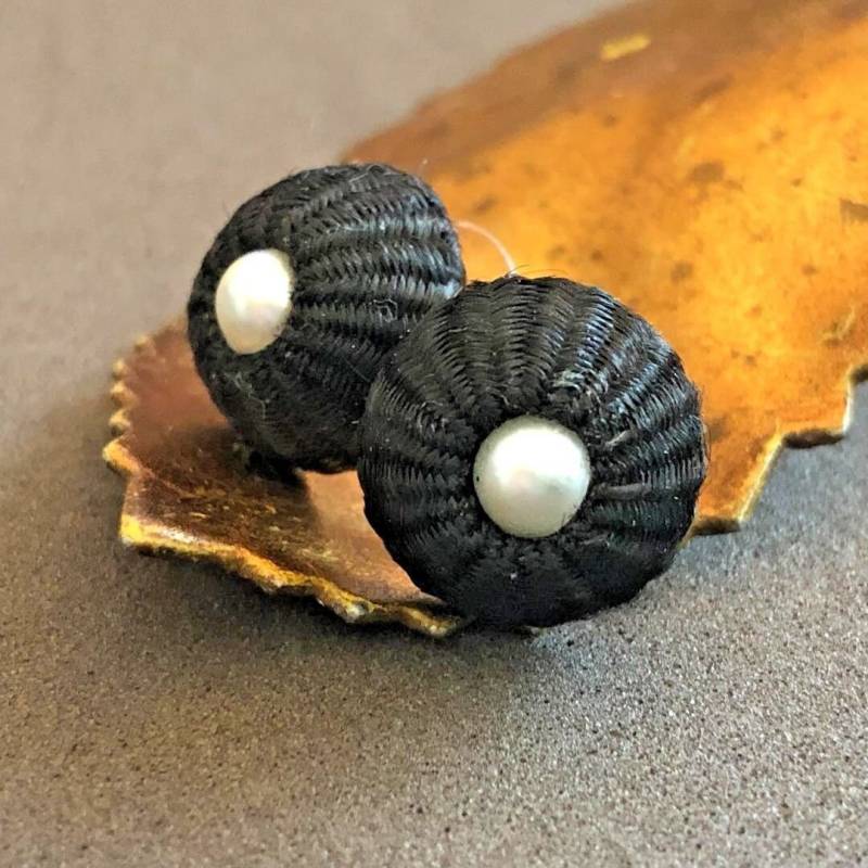 Knopf Ohrringe 1950S Vintage Schwarze Stoffknöpfe Weiße Perle Mittelpfosten Hinten 1, 5 cm von 2BirdsWithOneStone