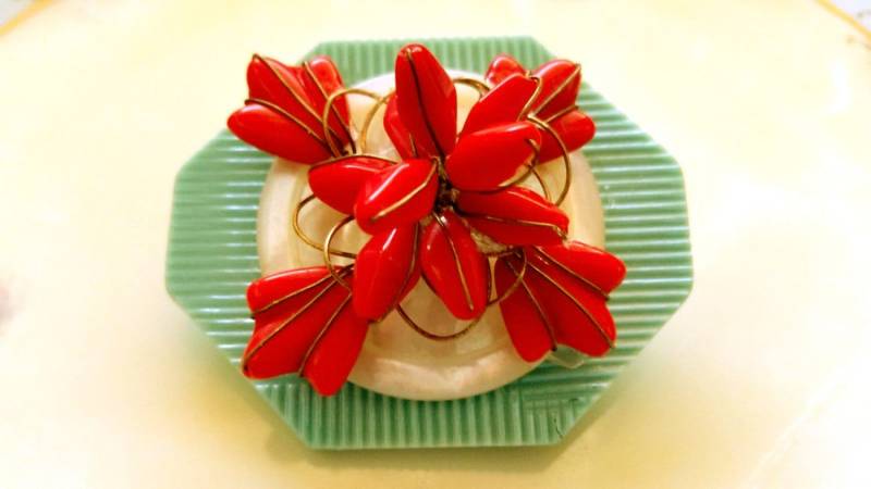 Upcycled Handgemachte Ckelige Brosche Mit Vintage Draht Perlen Und Perlmutt Knopf Lucite Schnalle 6, 5 cm von 2BirdsWithOneStone