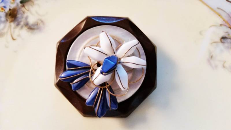 Upcycled Handmade Collage Brosche Mit Wiederverwendeten Vintage Drahtperlen, Perlmutt Knopf Und Lucite Schnalle 6, 5 cm von 2BirdsWithOneStone