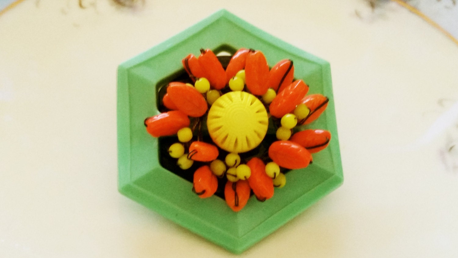 Upcycled Handmade Voluminöse Lucite Brosche Pin Mit Vintage Wired Perlen Und Knöpfe Schnalle Umfunktioniert 2 1/4 " von 2BirdsWithOneStone