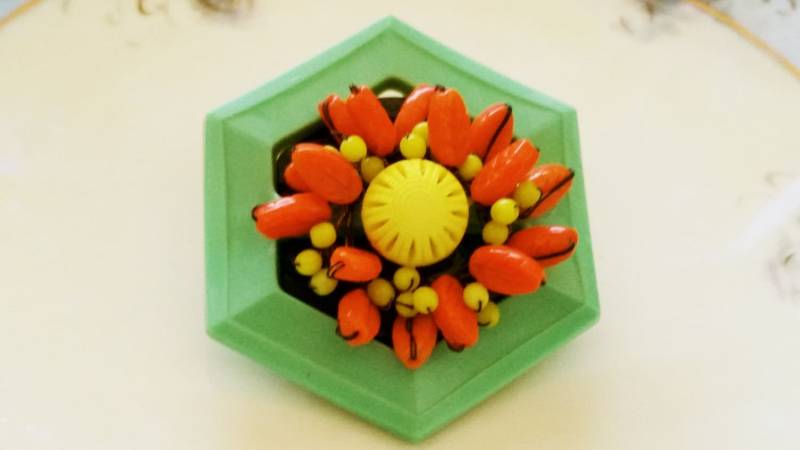 Upcycled Handmade Voluminöse Lucite Brosche Pin Mit Vintage Wired Perlen Und Knöpfe Schnalle Umfunktioniert 2 1/4 " von 2BirdsWithOneStone