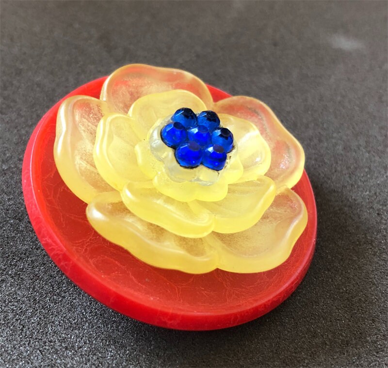 Vintage Rote Knopf Brosche Pin Gelbe Blume Zweckentfremdet Upcycled Zusammenstellung 1 3/4" von 2BirdsWithOneStone