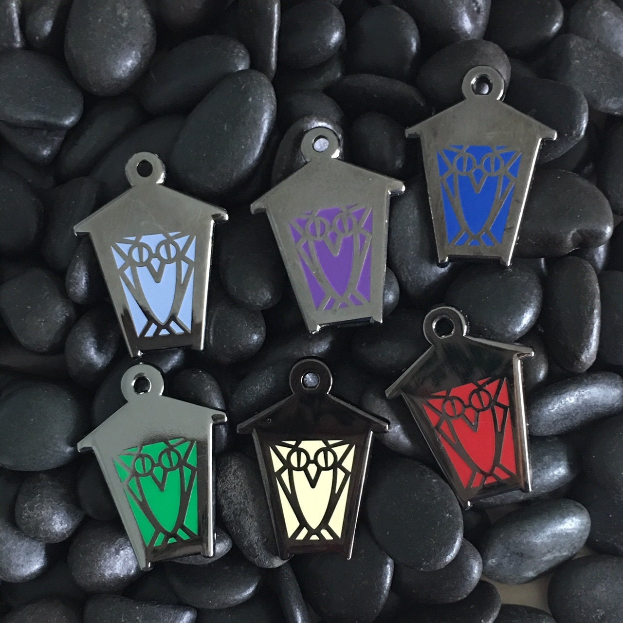 Eule Laterne Hard Enamel Pin | Verschiedene Farben Eule Laterne Hard Enamel Pin | Verschiedene Farben von 2BlueOwlsDesign