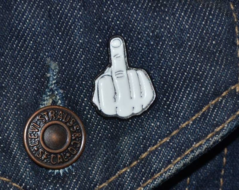 The Finger Pin Weiss | Max. Dim. 22 Mm - Anstecknadel Aus Emaille Metal Rude Sign, Fukfinger Tp von 2BlueTwiLeks