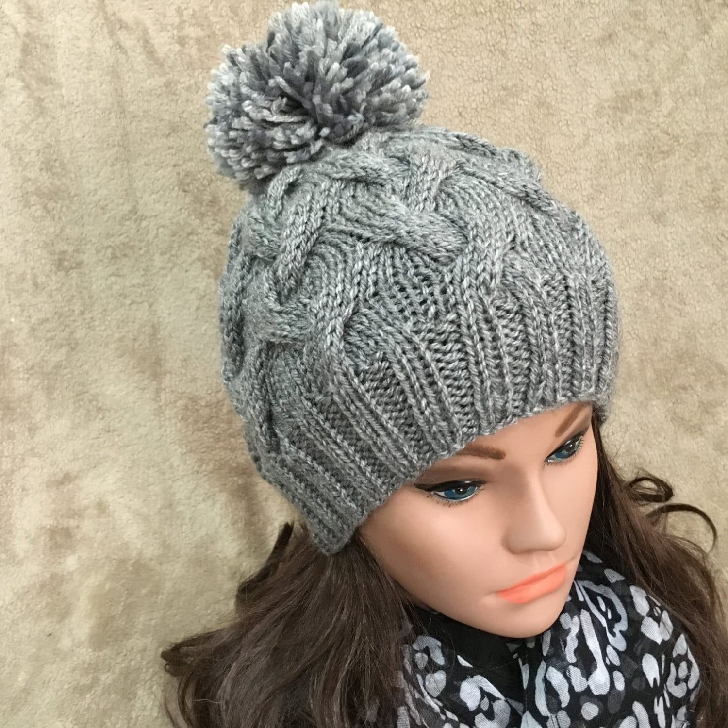 Frauen Hut Hand Made Zopfmuster Big Pom Strickmütze Wollmischung Alpaka Garn Mütze Wintermütze von 2CROWNS