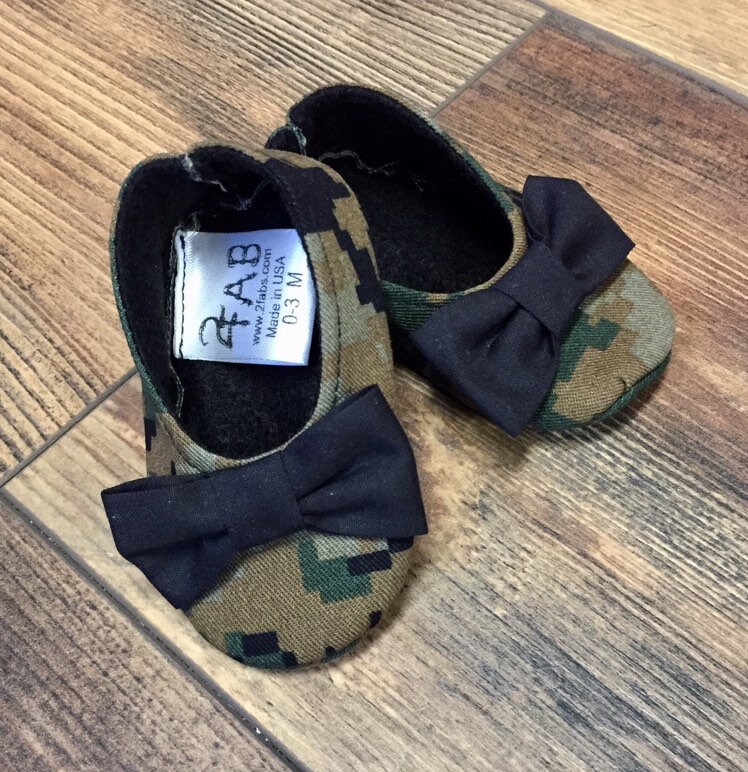 Marine Corps Camo Mädchen Schuhe Mit Schleifen | Hausschuhe Neugeborenen Größe Bis 24 Monate von 2Fab