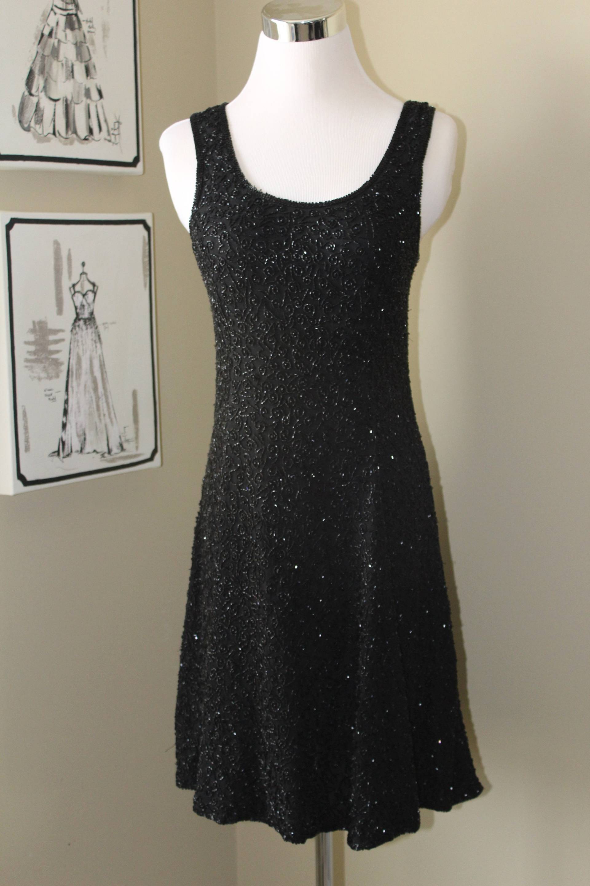 Vintage 80Er Jahre Schwarz Voll Perlen Cocktail-Party Kleid-Kurz - Rückenfrei-Ärmellos-Voller Rock-Passend N Flare-Größe Us Medium Vintage 80Er Jahre Schwarz Voll Perlen Cocktail-Party Kleid-Kurz - Rückenfrei-Ärmellos-Voller Rock-Passend N Flare-Größe Us Medium von 2GypsySouls