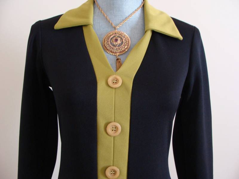Vintage 90Er Jahre Mod Kleid Schwarz Mit Chartreuse Grünem Kragen Und Streifen Vorne Vintage 90Er Jahre Mod Kleid Schwarz Mit Chartreuse Grünem Kragen Und Streifen Vorne von 2GypsySouls