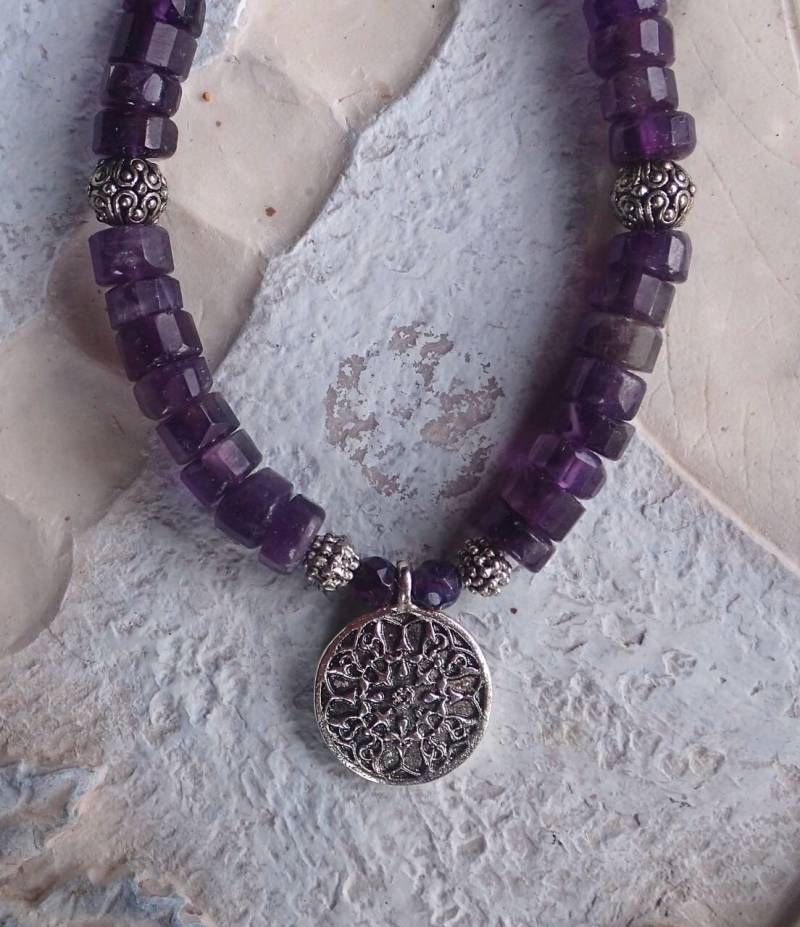 Amethyst Heishi Halsband Mit Antikem Silber Anhänger Amethyst Heishi Halsband Mit Antikem Silber Anhänger von 2HAWKDESIGNS