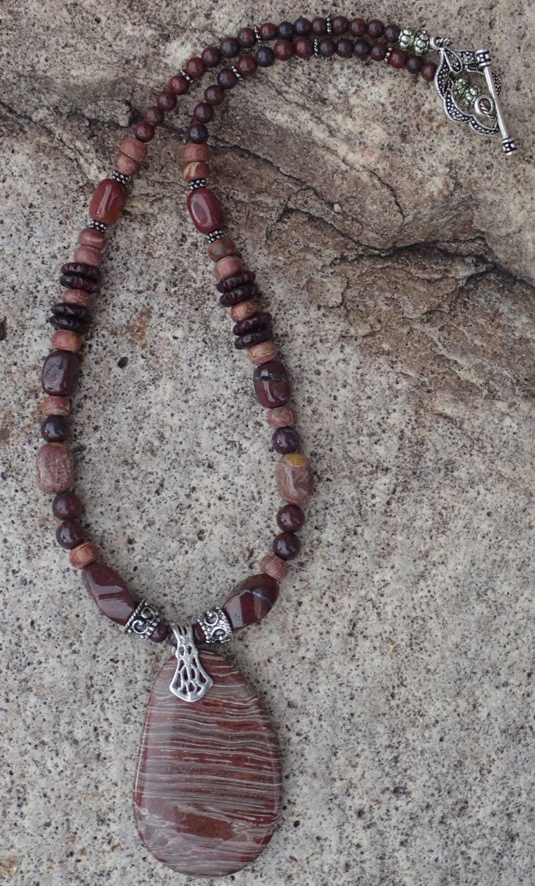 Burgund/Maroon Zebra Streifen Jaspisanhänger von 2HAWKDESIGNS