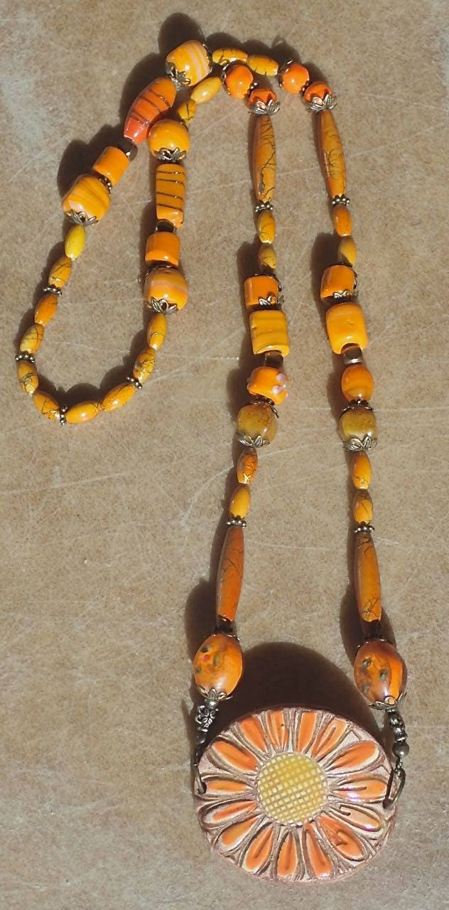 Orange Keramik Sonnenblume Halskette Orange Keramik Sonnenblume Halskette von 2HAWKDESIGNS