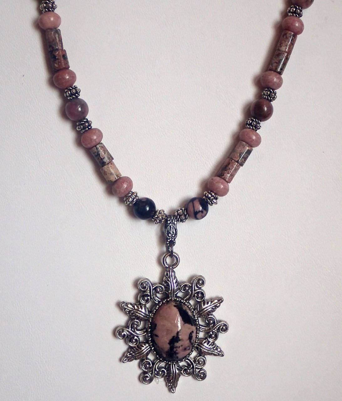 Rosa Natürliche Rhodochrosit Anhänger Collier-Set Rosa Natürliche Rhodochrosit Anhänger Collier-Set von 2HAWKDESIGNS