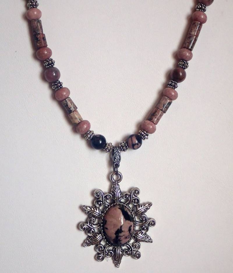 Rosa Natürliche Rhodochrosit Anhänger Collier-Set Rosa Natürliche Rhodochrosit Anhänger Collier-Set von 2HAWKDESIGNS