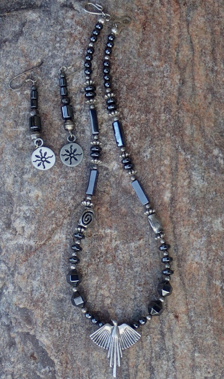 Vogel Und Hämatit-Halsband-Collier-Set Vogel Und Hämatit-Halsband-Collier-Set von 2HAWKDESIGNS