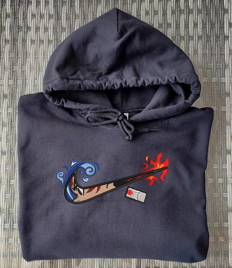 Demon Slayer Tanjiro Kamado - Bestickter Hoodie & T-Shirt | Anime Kämpfer Design Unisex Größen S-xxl Verschiedene Farben von 2HandEmbroidery