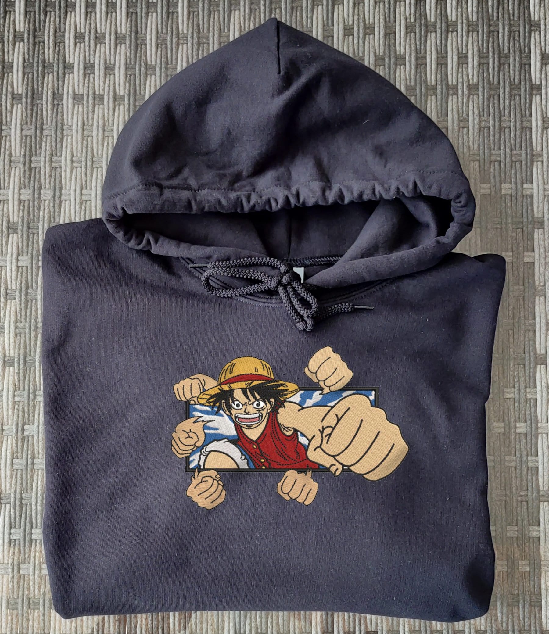 Monkey D. Ruffy One Piece - Bestickter Pullover, Hoodie, T-Shirt Besticktes Design, Embroidery Anime Inspiriert Monkey D. Ruffy One Piece - Bestickter Pullover, Hoodie, T-Shirt Besticktes Design, Embroidery Anime Inspiriert von 2HandEmbroidery