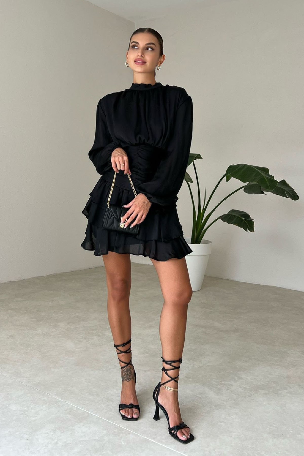 Schwarzer Satin-Rüschen-Minikleid Langarm-Party-Cocktailkleid von 2OzButik