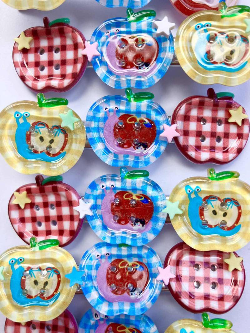 Apfel Knopf Haarspangen | 2 Designs von 2POINT5DSTREETWEAR