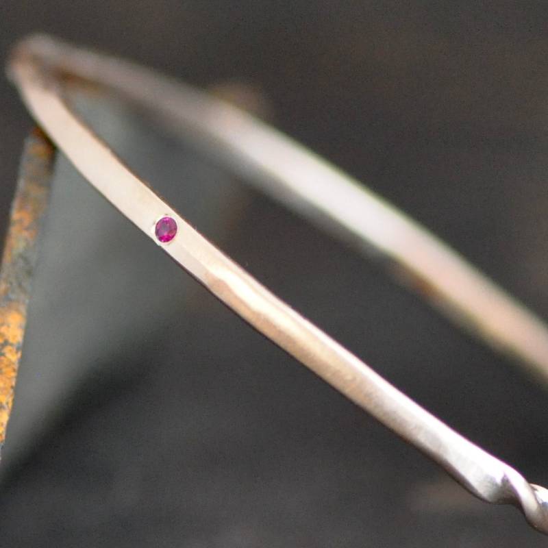 14K Rose Gold Ruby Twist Armreif Gehämmertes Matt-Finish von 2TrickPony