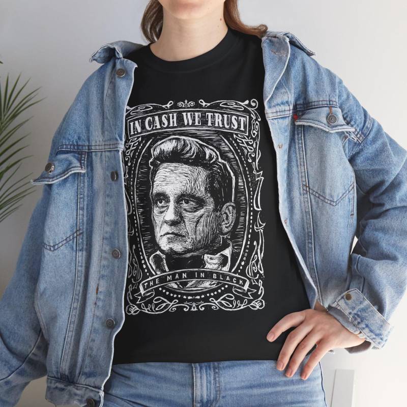 Johnny Cash T-Shirt | The Man in Black Grafik, Unisex Baumwolle von 2et40