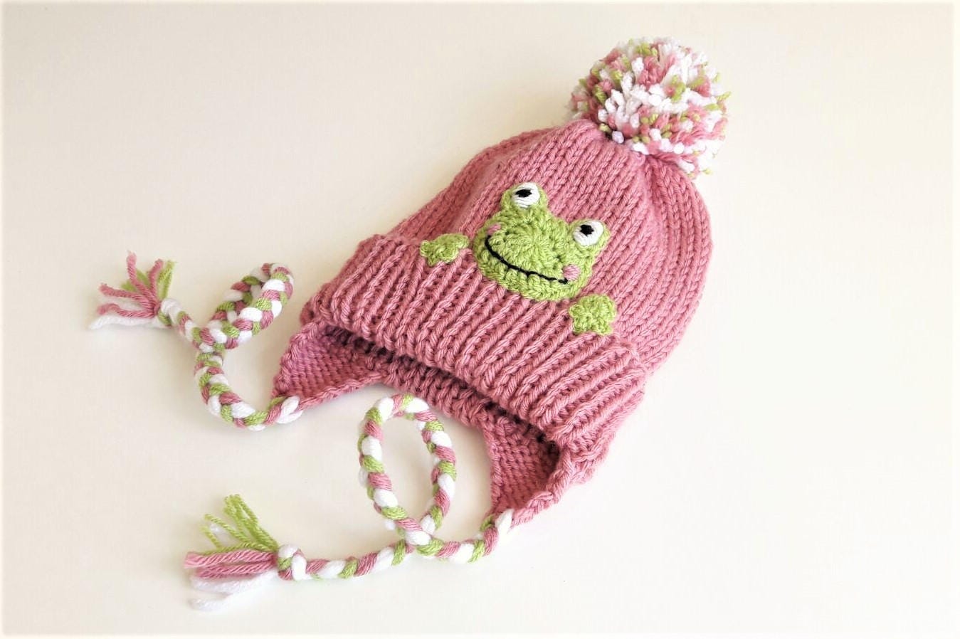 Wintermütze, Frosch Mütze, Ohrenklappen Strickmütze, Pom Kleinkind Outfit, Applikation, Tier Kinder Accessoire, Niedliche Mädchen Ski Mütze von 2mice