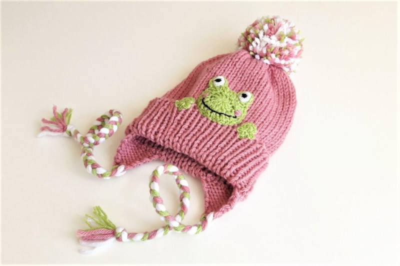 Wintermütze, Frosch Mütze, Ohrenklappen Strickmütze, Pom Kleinkind Outfit, Applikation, Tier Kinder Accessoire, Niedliche Mädchen Ski Mütze von 2mice