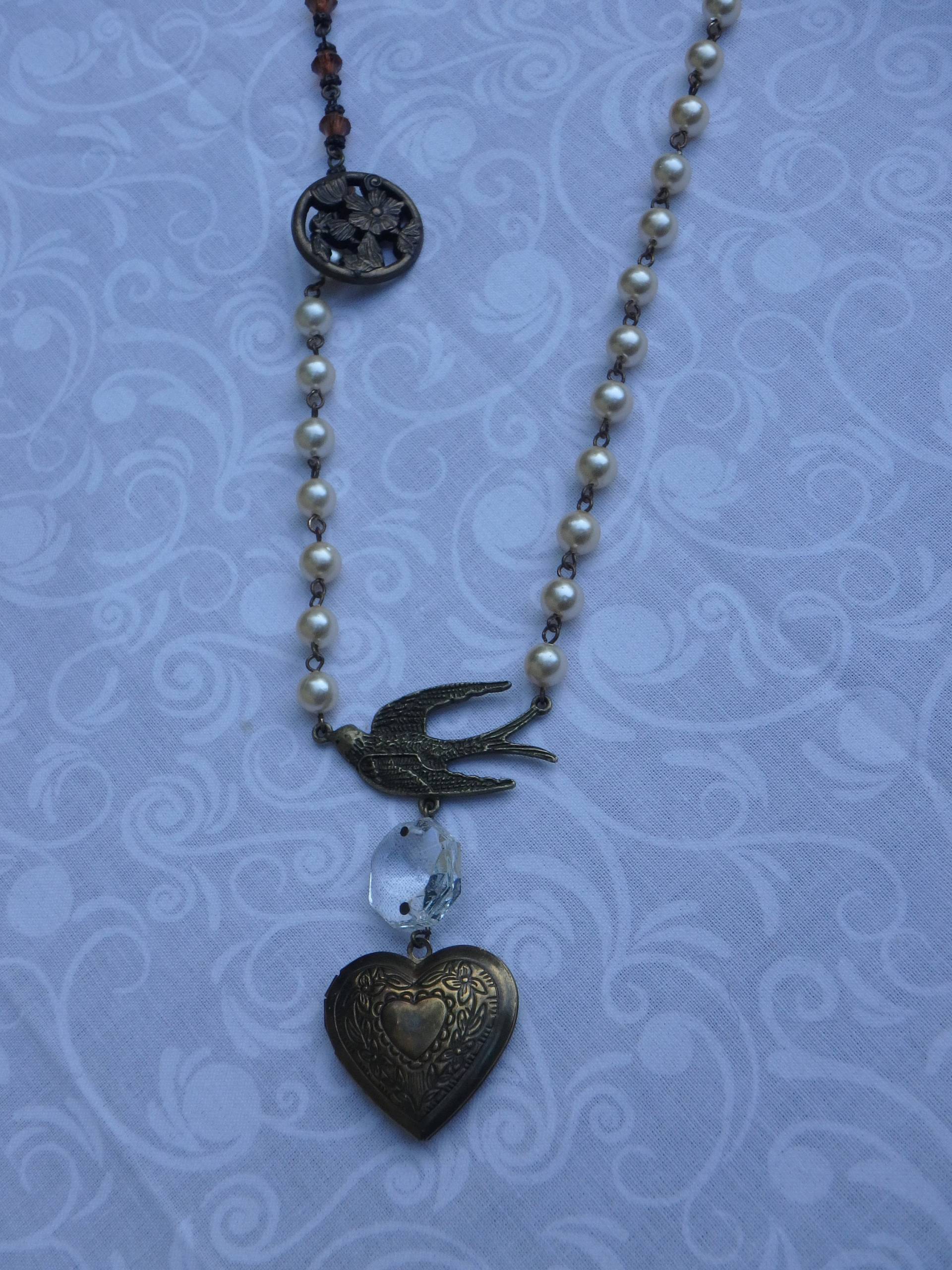 Herz Medaillon Mit Kronleuchter Kristall, Antik Knopf Und Vogel Charme von 2ndTimeAroundJewelUS