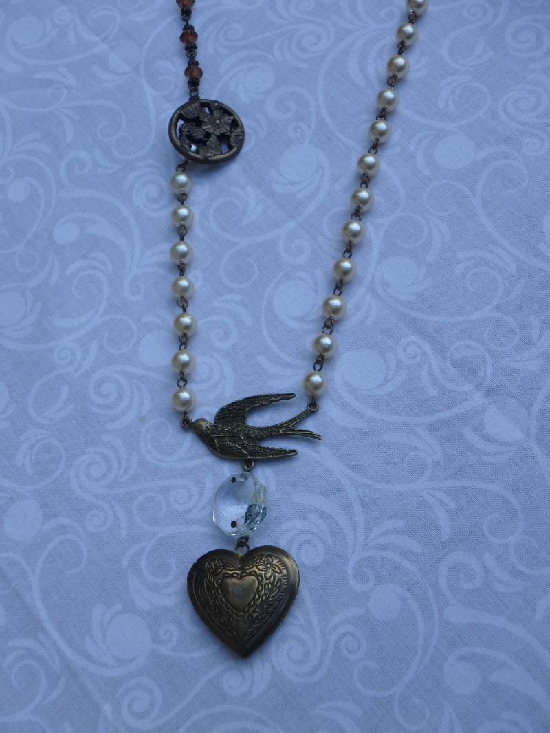 Herz Medaillon Mit Kronleuchter Kristall, Antik Knopf Und Vogel Charme von 2ndTimeAroundJewelUS