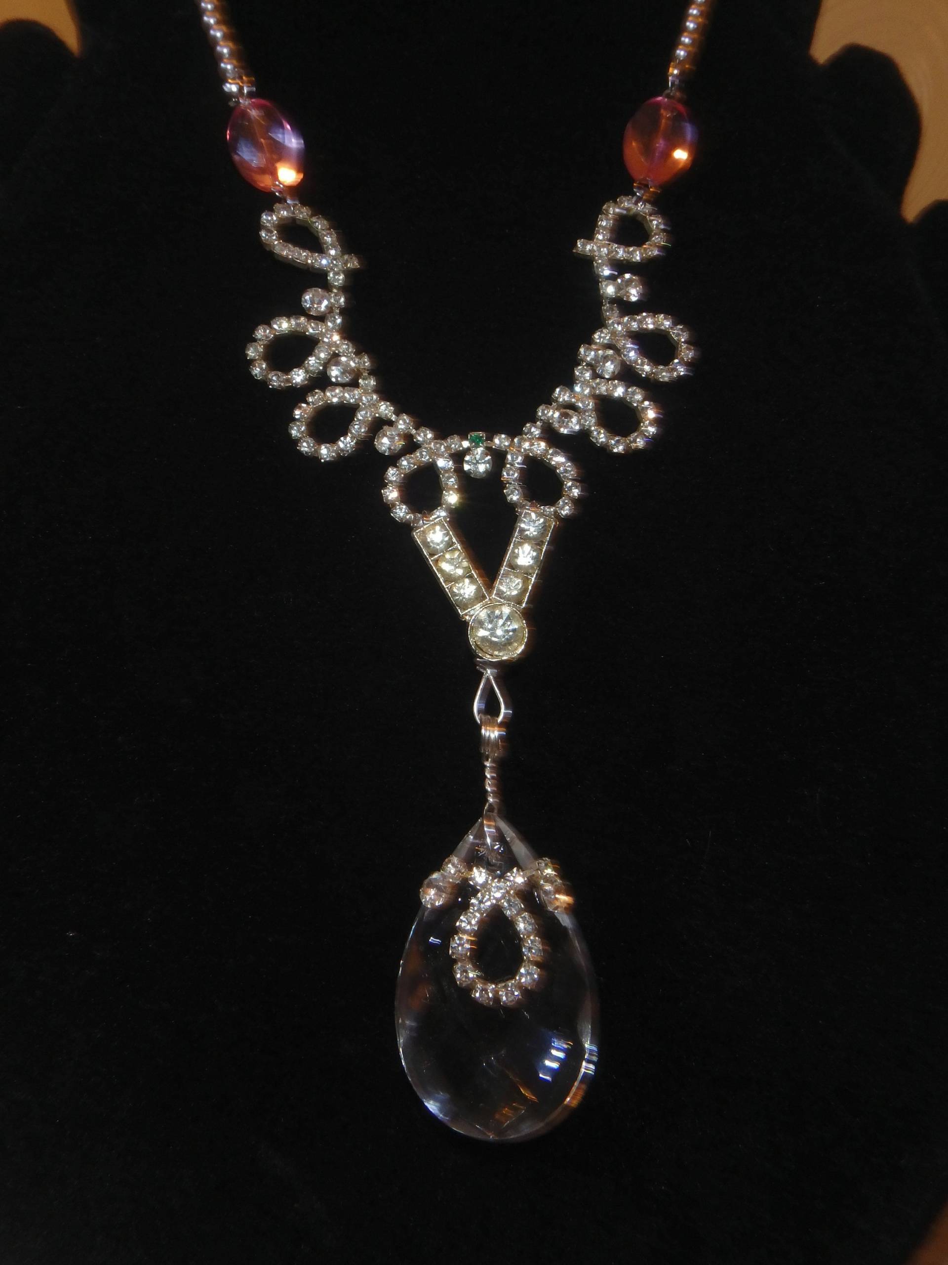 Vintage Chandelier Crystal Pendant Mit Rhinestone Und Perle Halskette Vintage Chandelier Crystal Pendant Mit Rhinestone Und Perle Halskette von 2ndTimeAroundJewelUS