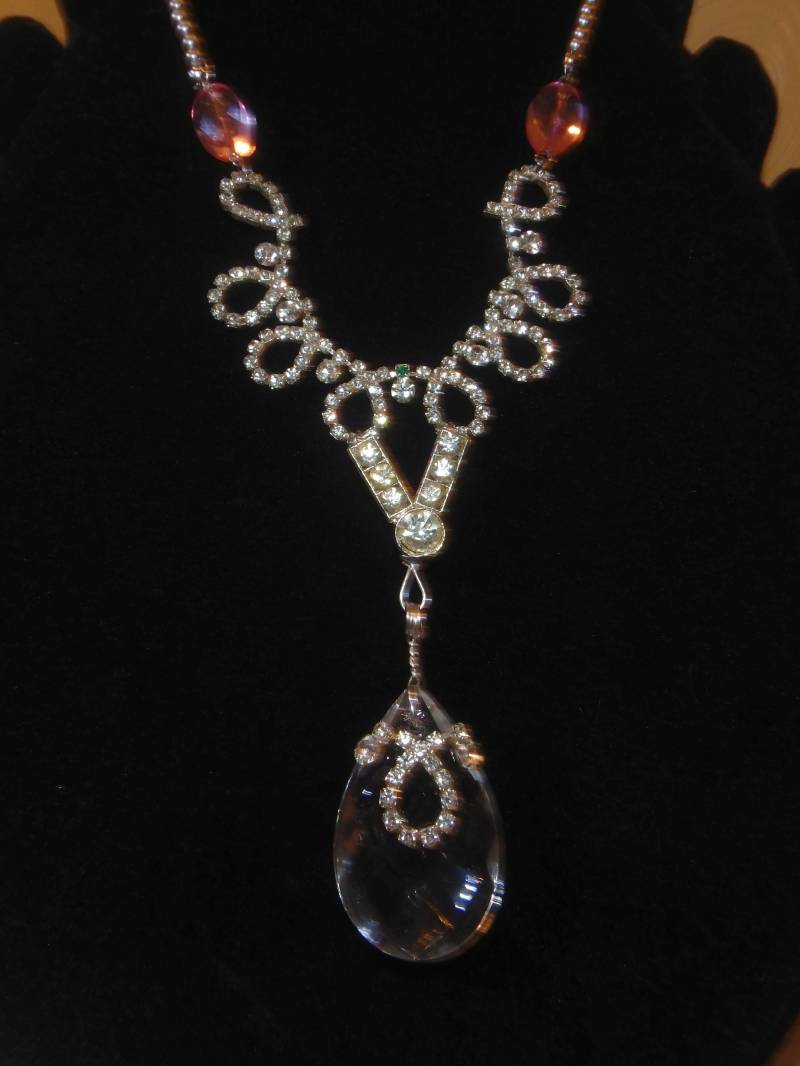 Vintage Chandelier Crystal Pendant Mit Rhinestone Und Perle Halskette Vintage Chandelier Crystal Pendant Mit Rhinestone Und Perle Halskette von 2ndTimeAroundJewelUS