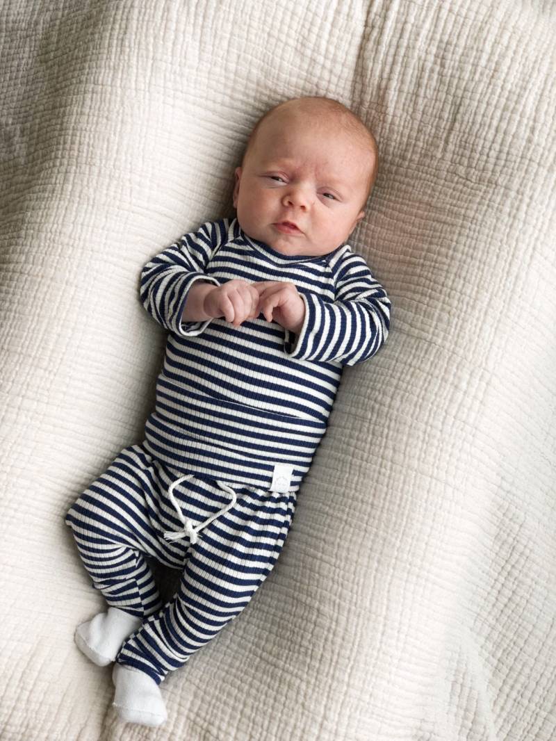 Navy + Weiß Gestreifte Baby Jungen Outfit - Rippstrick Neugeborene Jungenkleidung | Hose, Shirt & Mütze Modernes Buchstück Geschenk Set von 2sweetcheeks