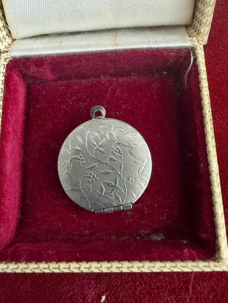 Antique Silver-Plated Locket | Art Nouveau Floral Design Miniature Photo Pendant C.1900 Antique Silver-Plated Locket | Art Nouveau Floral Design Miniature Photo Pendant C.1900 von 2teleben
