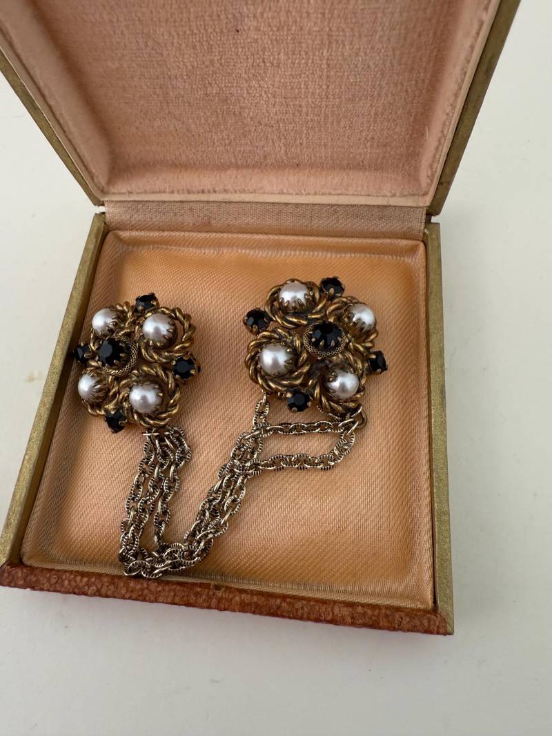 Vintage 1950S French Cardigan Clasp With Pearls & Rhinestones Vintage 1950S French Cardigan Clasp With Pearls & Rhinestones von 2teleben