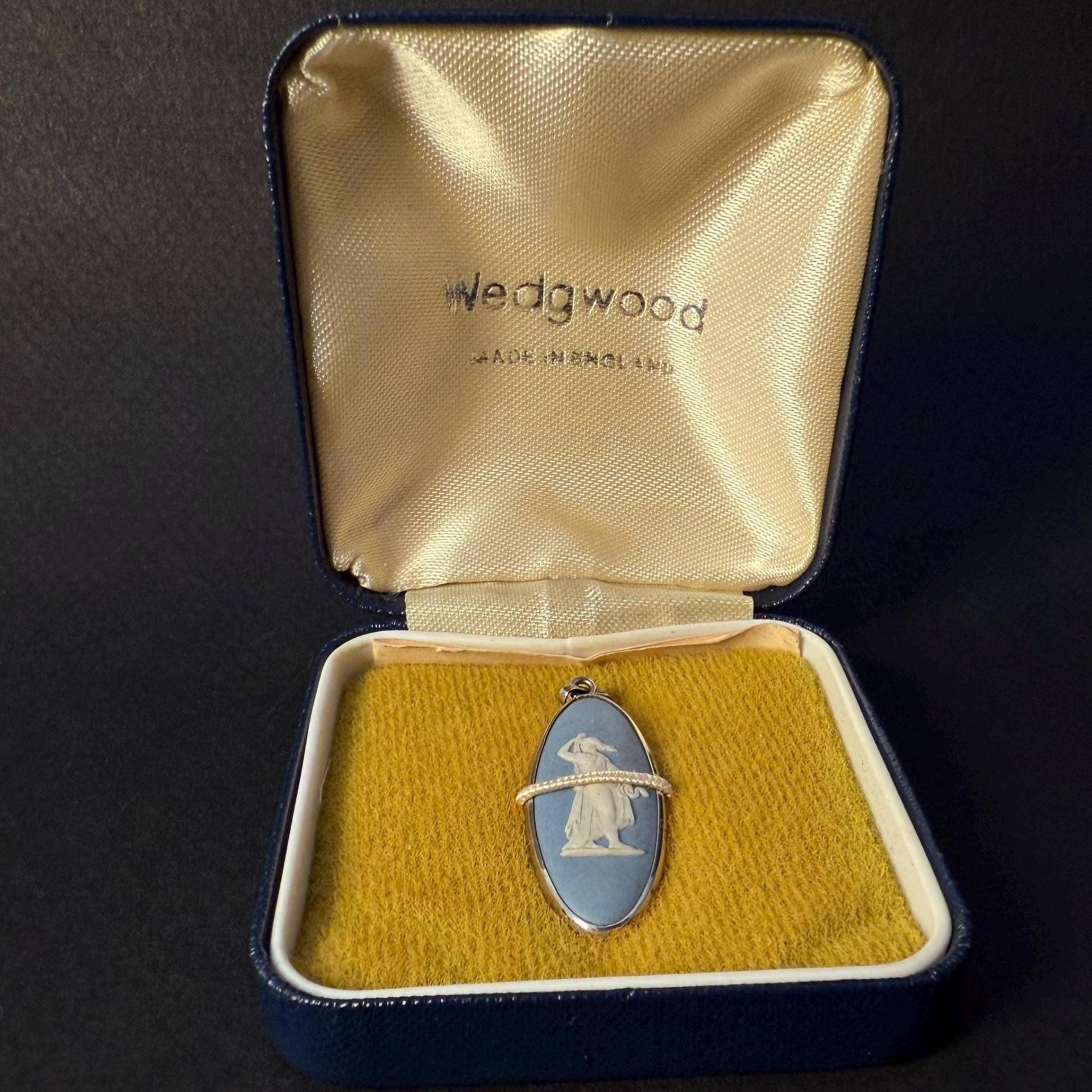 Vintage Wedgwood Sterling Silver Pendant - Original Box Classical Blue Jasperware Cameo 3 cm Vintage Wedgwood Sterling Silver Pendant - Original Box Classical Blue Jasperware Cameo 3 cm von 2teleben