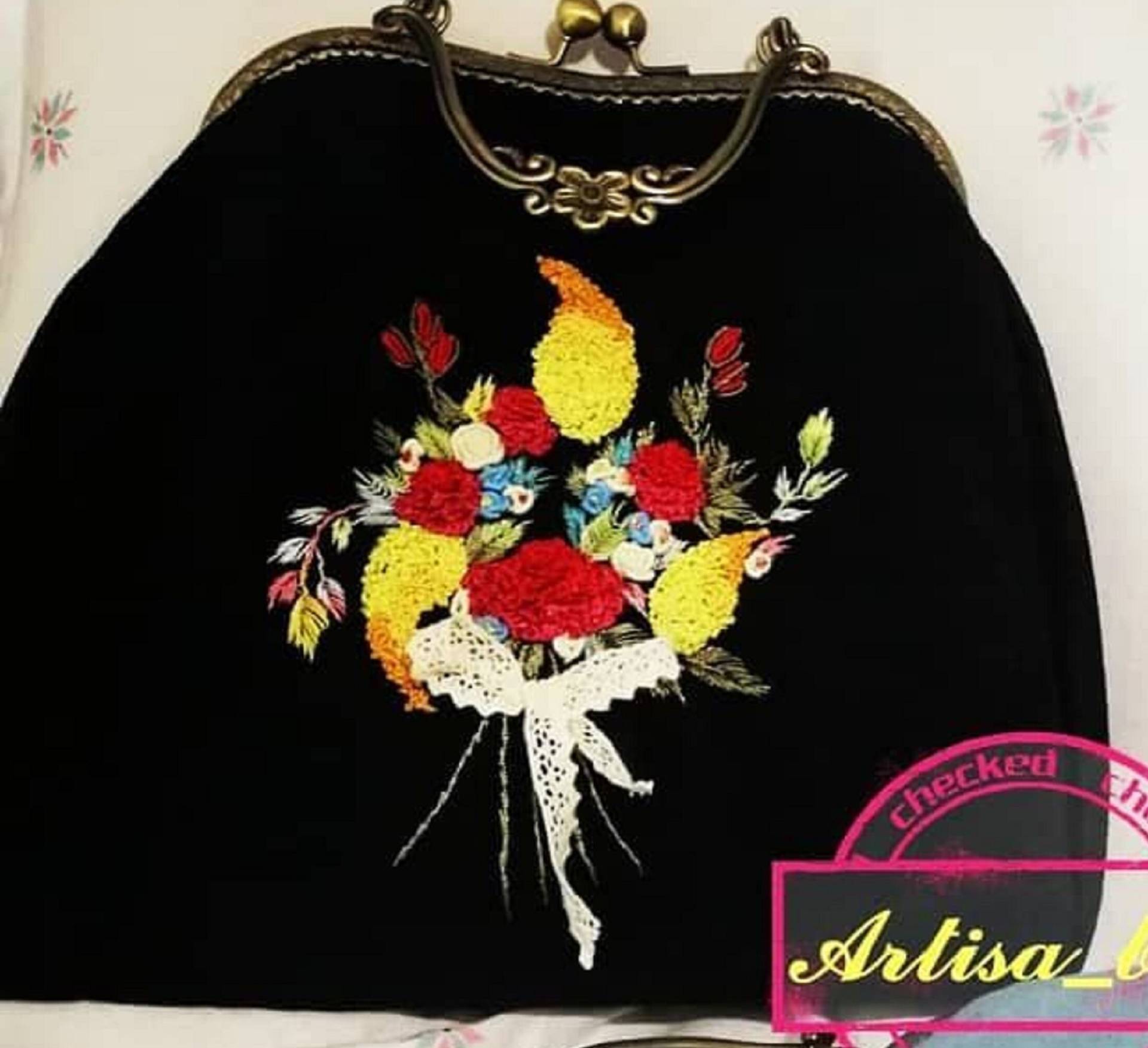 Handgemachte Schwarze Samt-Kupplungen/Schulter-Abendtasche Mit Handgemachter Stickerei Handbemalt Und Verziert Blumen, Rosen, Rot, Grün, Blau Handgemachte Schwarze Samt-Kupplungen/Schulter-Abendtasche Mit Handgemachter Stickerei Handbemalt Und Verziert Blumen, Rosen, Rot, Grün, Blau von 30ZanGallery