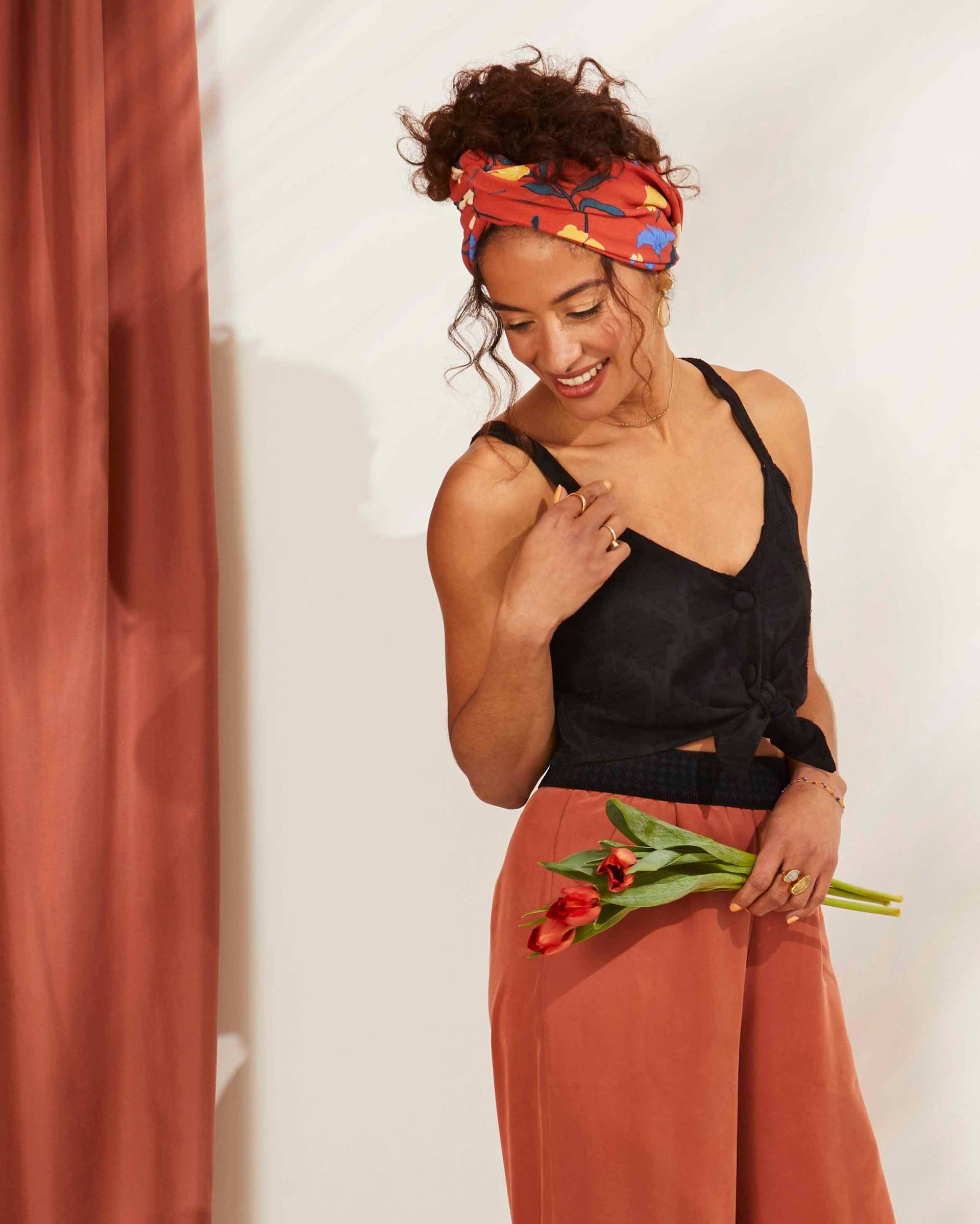 Blüten in Gelb Und Blau Auf Rotem Rundschal von 33bisArtisanalEdit