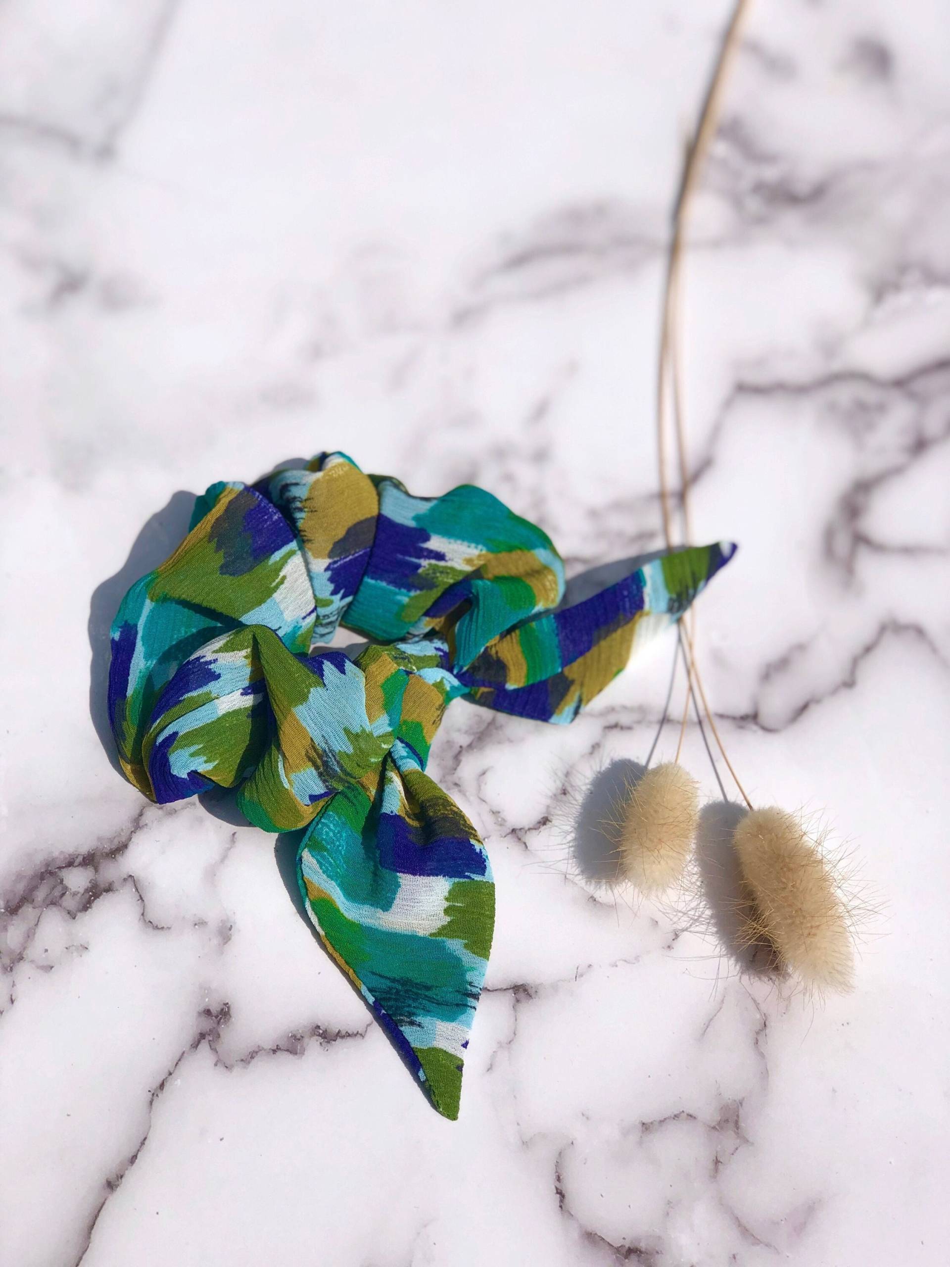 Brooke Teal, Grün, Blaues Dash Print Scrunchie von 33bisArtisanalEdit