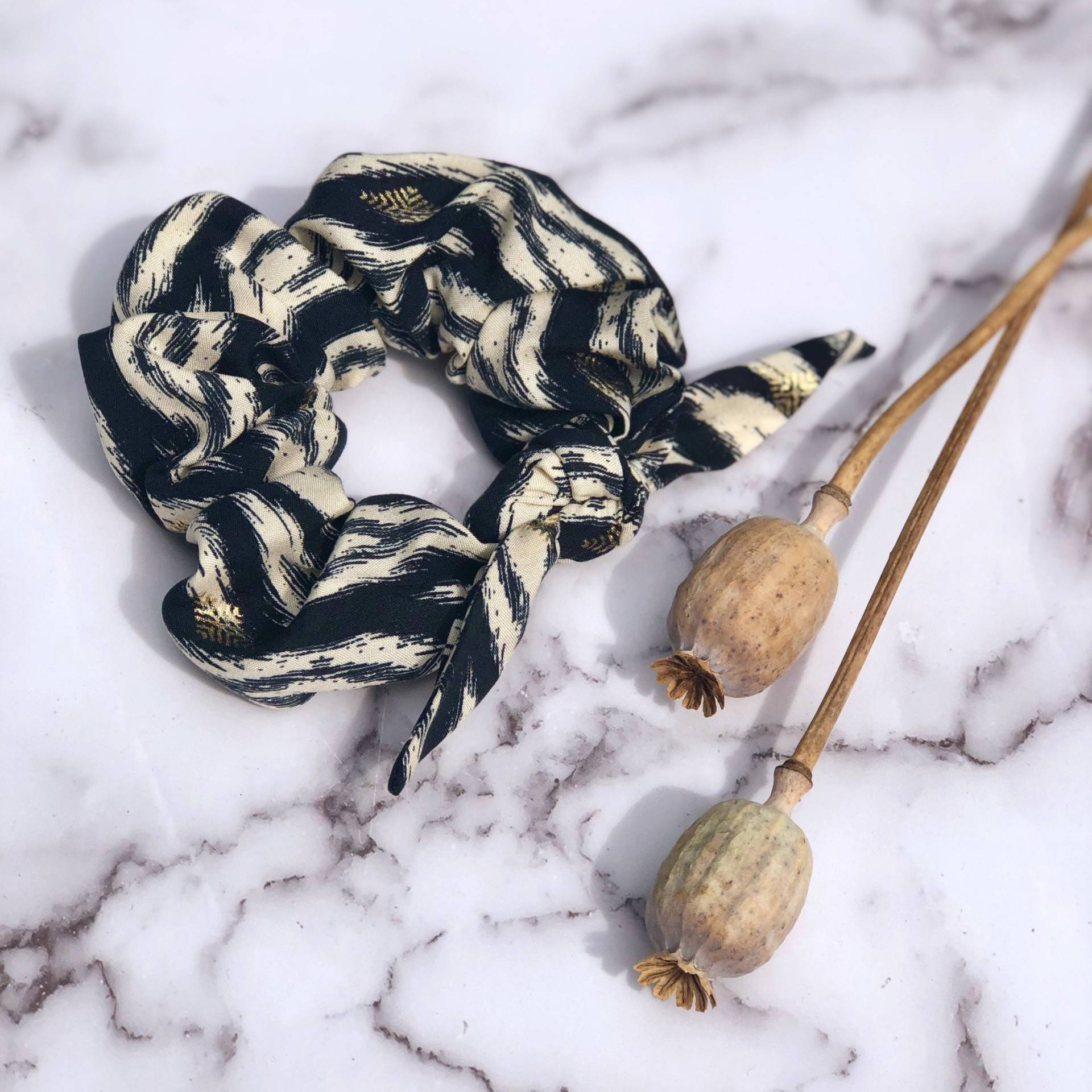 Schwarzweißer Diamantdruck Mit Golddetail Dianne Scrunchie von 33bisArtisanalEdit